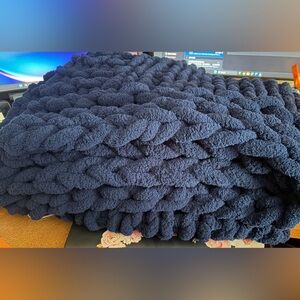 Clootless chunky knit chenille navy blue blanket 40”x60”